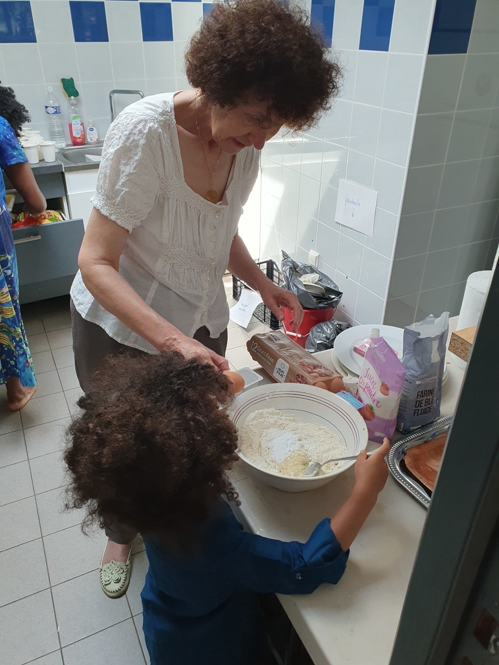 Chantal et aide cuisine le gâteau d'anniversaire de Jean-François